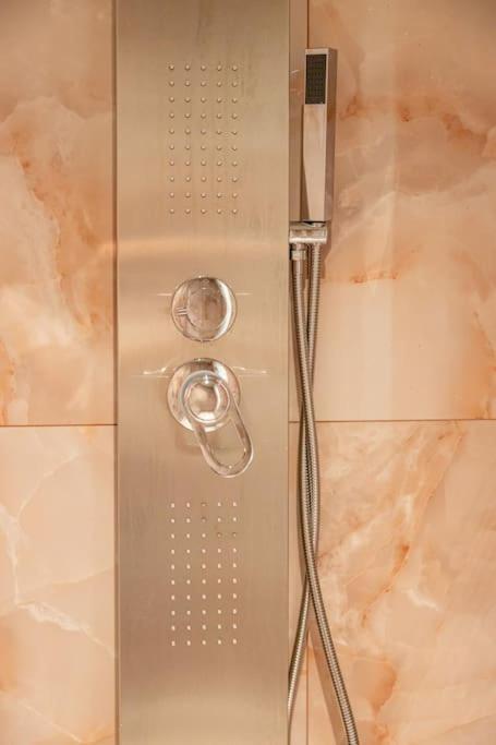 Smaragdi Luxury Jacuzzi Apartment Noho Premium Living Афіни Екстер'єр фото