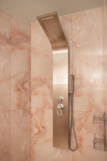 Smaragdi Luxury Jacuzzi Apartment Noho Premium Living Афіни Екстер'єр фото