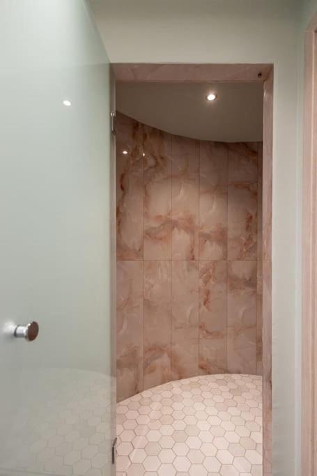 Smaragdi Luxury Jacuzzi Apartment Noho Premium Living Афіни Екстер'єр фото