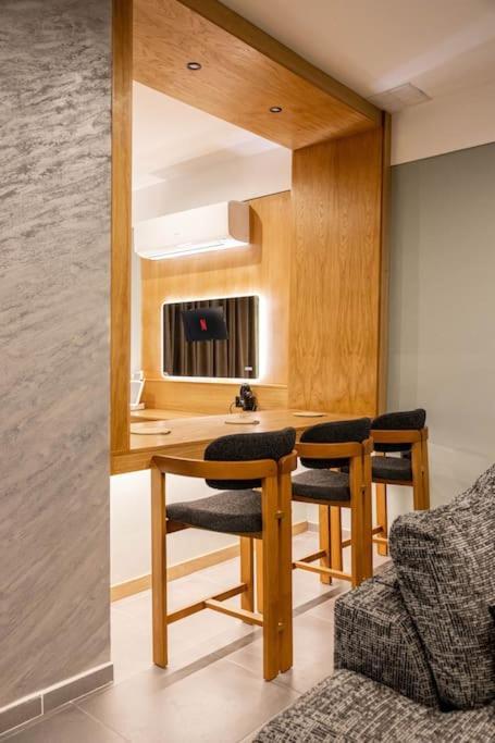Smaragdi Luxury Jacuzzi Apartment Noho Premium Living Афіни Екстер'єр фото