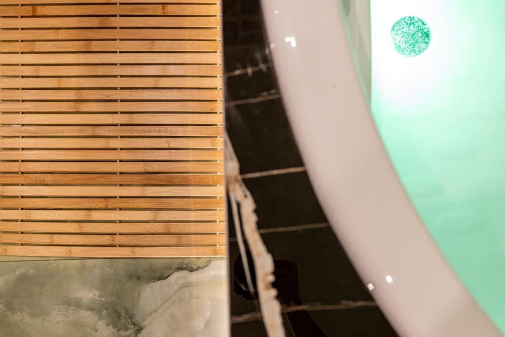 Smaragdi Luxury Jacuzzi Apartment Noho Premium Living Афіни Екстер'єр фото