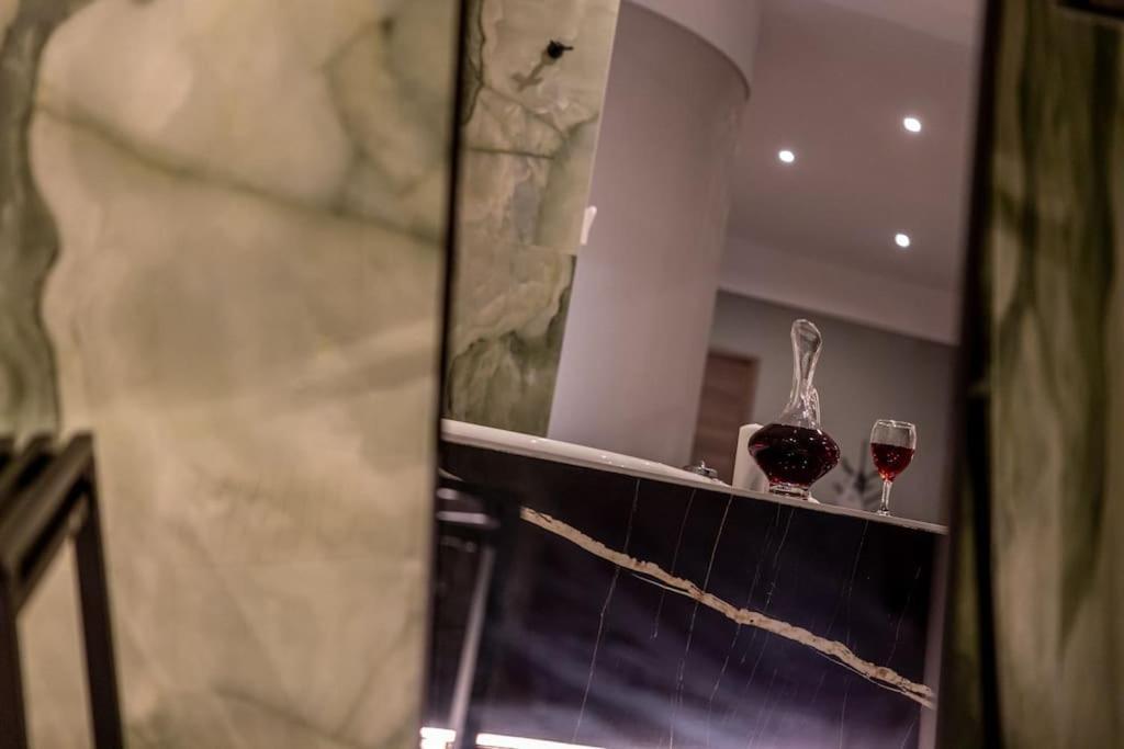 Smaragdi Luxury Jacuzzi Apartment Noho Premium Living Афіни Екстер'єр фото