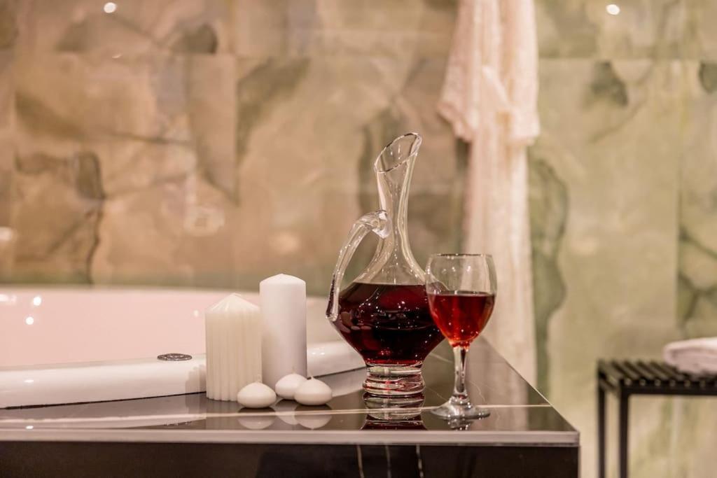 Smaragdi Luxury Jacuzzi Apartment Noho Premium Living Афіни Екстер'єр фото