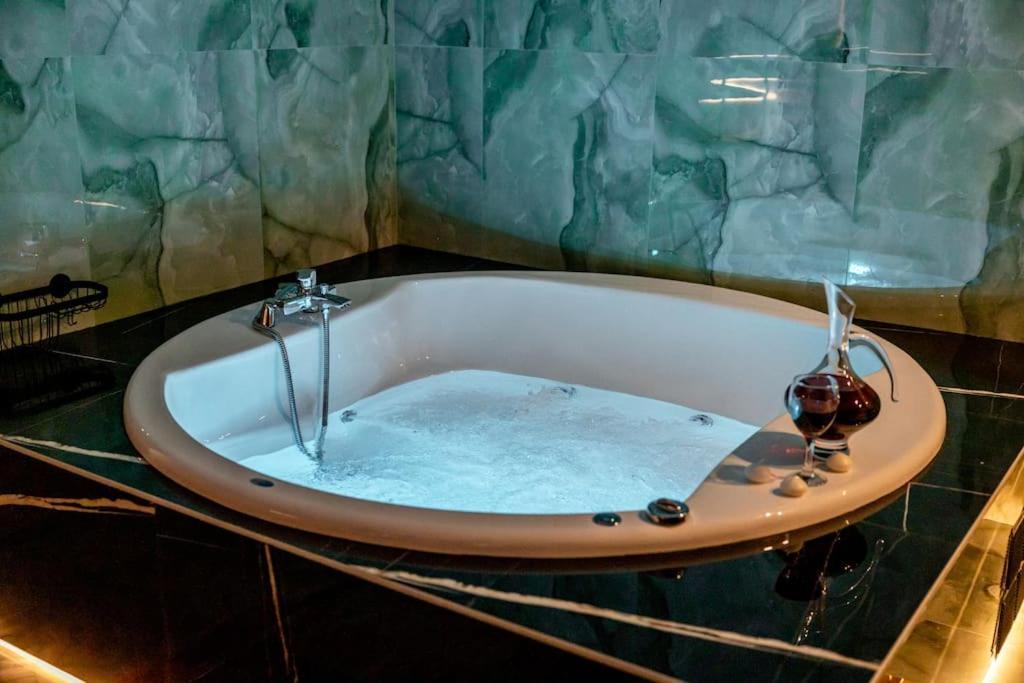 Smaragdi Luxury Jacuzzi Apartment Noho Premium Living Афіни Екстер'єр фото