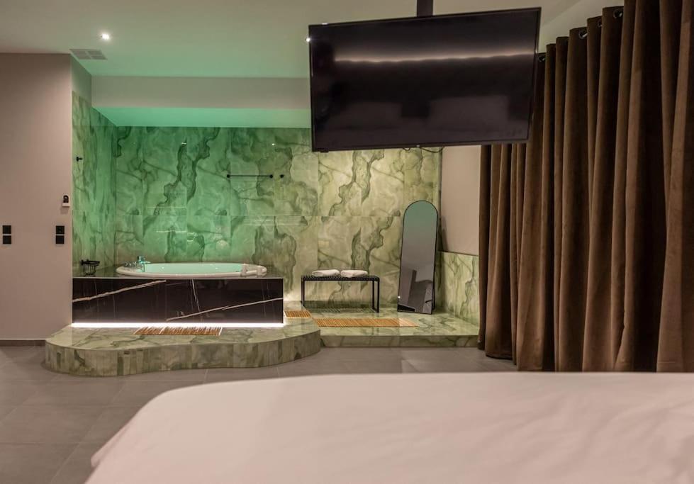 Smaragdi Luxury Jacuzzi Apartment Noho Premium Living Афіни Екстер'єр фото