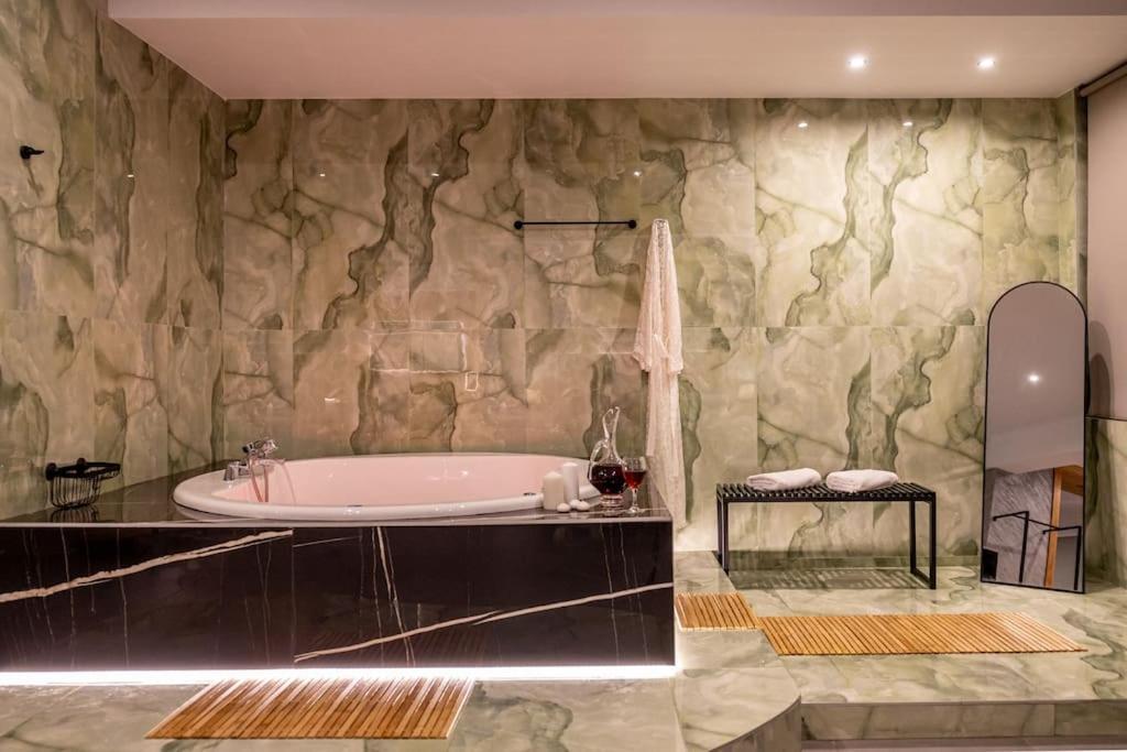 Smaragdi Luxury Jacuzzi Apartment Noho Premium Living Афіни Екстер'єр фото