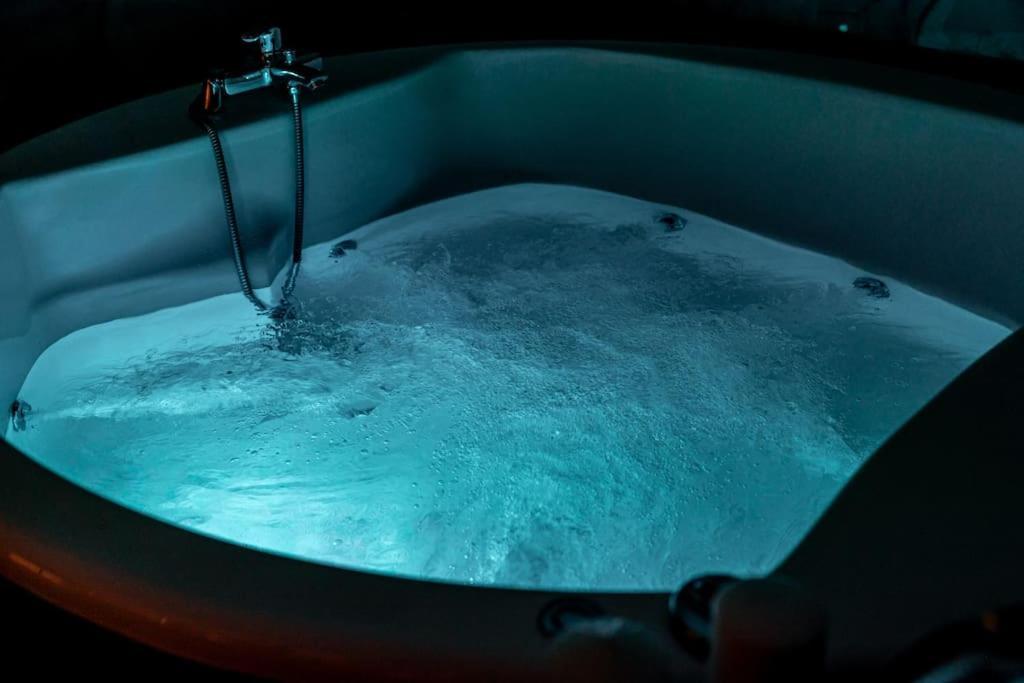 Smaragdi Luxury Jacuzzi Apartment Noho Premium Living Афіни Екстер'єр фото