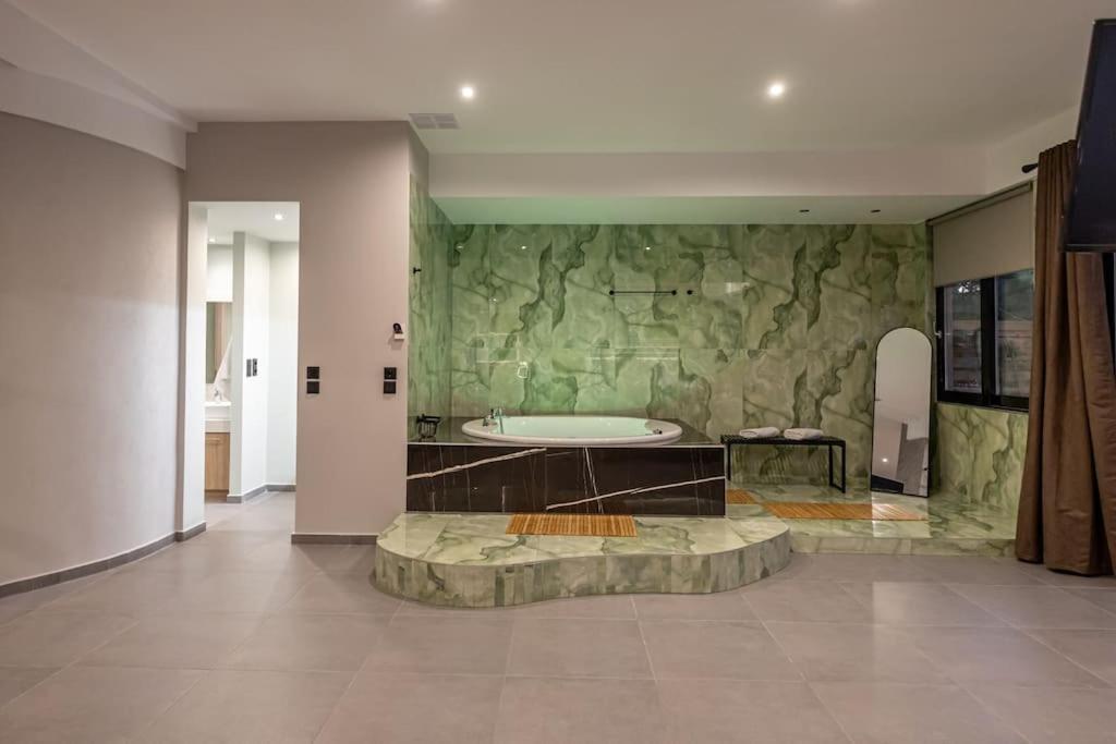 Smaragdi Luxury Jacuzzi Apartment Noho Premium Living Афіни Екстер'єр фото