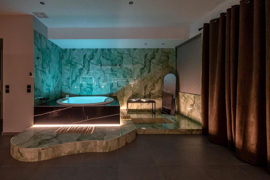 Smaragdi Luxury Jacuzzi Apartment Noho Premium Living Афіни Екстер'єр фото